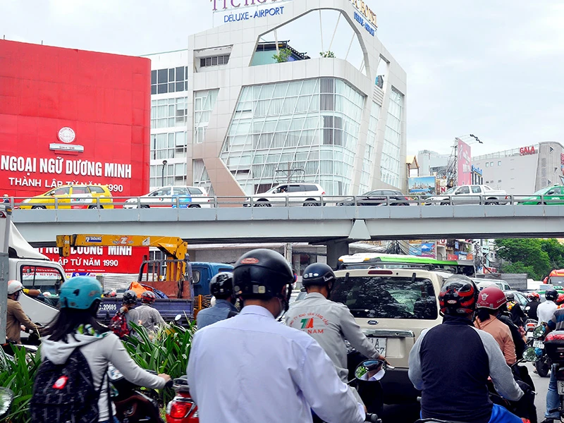 Tại nút giao Lăng Cha Cả, các phương tiện di chuyển khó khăn, nhích từng chút một 